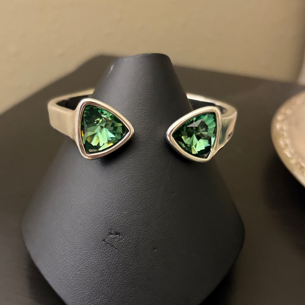 REDUCED 💚NWOT Stunning Silver Cuff bracelet with Green Gemstone - Picture 7 of 10